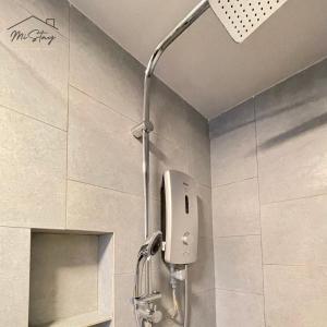 y baño con ducha y cabezal de ducha. en MiStay 4-5PAX Luxury Suite Apartments en Kota Kinabalu