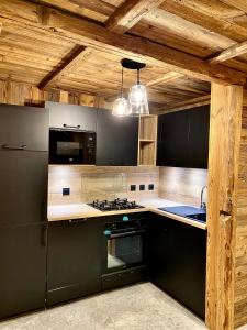 Nhà bếp/bếp nhỏ tại Chalet Les Cocales Résidence Séjour et nuitées B&B - Appartement Pin Cembro