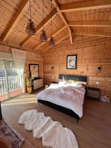 Ένα ή περισσότερα κρεβάτια σε δωμάτιο στο צימר נור החרמון