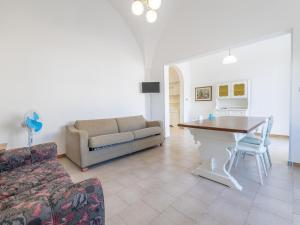 - un salon avec un canapé et une table dans l'établissement Spacious holiday home in Marina di Mancaversa with terrace, à Marina di Mancaversa