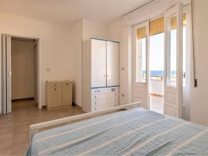 - une chambre avec un lit et une grande fenêtre dans l'établissement Spacious holiday home in Marina di Mancaversa with terrace, à Marina di Mancaversa