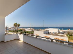Elle comprend un balcon offrant une vue sur l'océan. dans l'établissement Spacious holiday home in Marina di Mancaversa with terrace, à Marina di Mancaversa