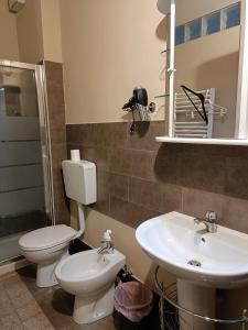 a bathroom with a toilet and a sink at Mavipagi in Verona