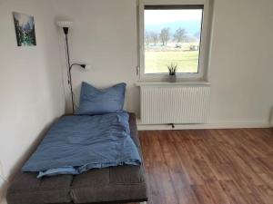 Postel nebo postele na pokoji v ubytování Ferienwohnung ländlich und in Seenähe