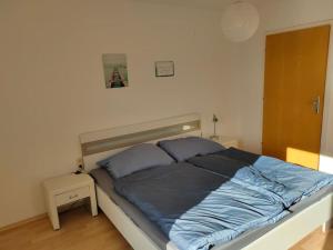 Postel nebo postele na pokoji v ubytování Ferienwohnung ländlich und in Seenähe