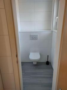 uma pequena casa de banho com WC numa cabina em Ferienwohnung ländlich und in Seenähe em Schörfling