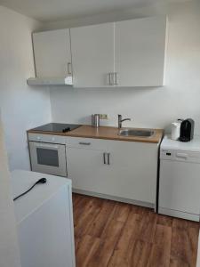 Kuchyň nebo kuchyňský kout v ubytování Ferienwohnung ländlich und in Seenähe