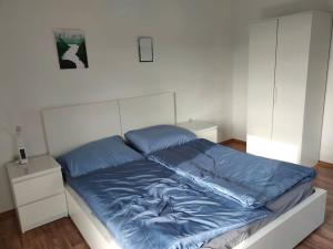 Postel nebo postele na pokoji v ubytování Ferienwohnung ländlich und in Seenähe