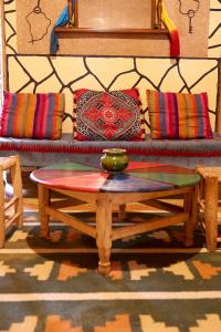 uma sala de estar com um sofá e uma mesa de centro em Riad Tigmi du Soleil em Aït-Ben-Haddou