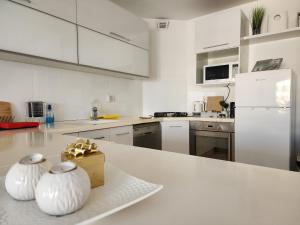 Een keuken of kitchenette bij Ra'anana Family Duplex Penthouse with Pool & GYM