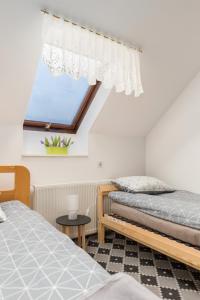 um quarto com 2 camas e uma janela em Apartma Lea em Slovenj Gradec