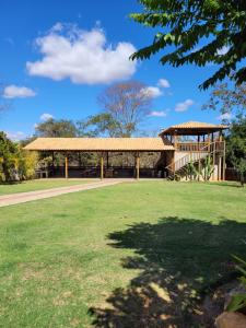 einen Pavillon in einem Park mit einem Grasfeld in der Unterkunft Pousada Sol Nascente in Paraopeba