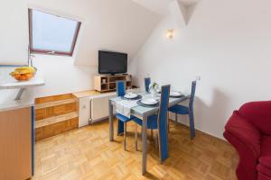 una pequeña sala de estar con mesa y sofá en Apartma Lea, en Slovenj Gradec