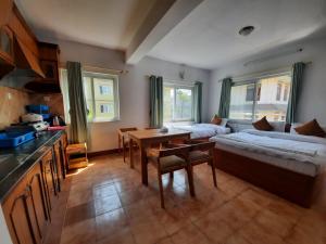 Postel nebo postele na pokoji v ubytování Eco Inn Guest House