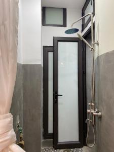 una ducha con puerta de cristal en un baño en the second home of yours, en Hanói