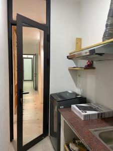 une cuisine avec une porte menant à un couloir dans l'établissement the second home of yours, à Hanoï