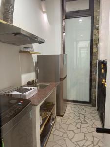 - une cuisine avec un comptoir et un évier dans l'établissement the second home of yours, à Hanoï