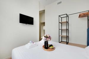 Una habitación blanca con una mesa con flores. en Luxurious apartment - 2BR-6P - Javel-Tour Eiffel, en París 3 fotos más