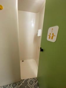 Kúpeľňa v ubytovaní Hotel Class'Eco Carcassonne