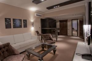 TV a/nebo společenská místnost v ubytování Orly Park-Hotel