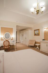 um quarto grande com uma cama e um espelho em Orly Park-Hotel em Kiev