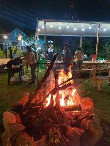 ダラットにあるHoa Sơn Điền Viên Homestayの夜のキャンプファイヤー