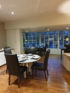 a dining room with a table and chairs at Carré in Lommel