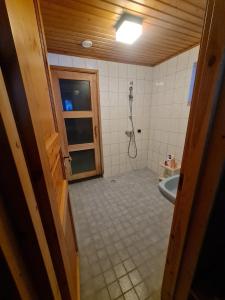 un bagno con doccia e lavandino di Villa Korso - Private rooms , Shared spaces a Vantaa