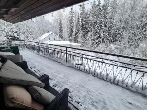 balcone con vista su un cortile coperto da neve. di Villa Korso - Private rooms , Shared spaces a Vantaa