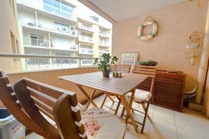 una mesa y sillas en el balcón de un apartamento en St Roch 2 - Appart 300 m de la Gare, clim, terrasse, garage en Antibes