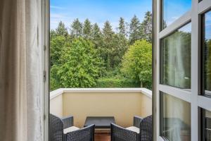 - une vue depuis la fenêtre d'un balcon avec des chaises dans l'établissement Grünes Wohnen in Düren, à Düren