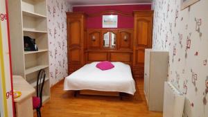 En eller flere senge i et værelse på Gîte Les Bignones