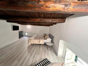 una camera con letto e soffitto in legno di Isabel’s house a Vietri