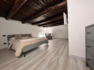 una camera con letto e soffitto in legno di Isabel’s house a Vietri