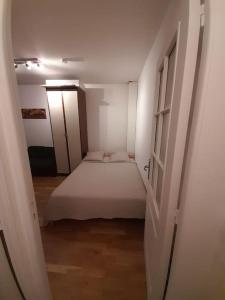 Posteľ alebo postele v izbe v ubytovaní STUDIO PARIS BASTILLE + 3 fotografie