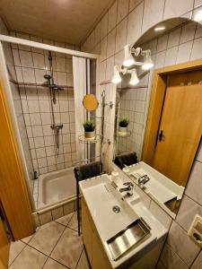 a bathroom with a sink and a bath tub at Idylle pur in der Nähe der Autostadt in Oebisfelde