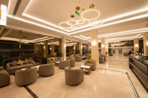 una hall con divani e sedie in un edificio di Grand day a Al Hofuf