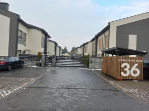pusty parking przed niektórymi budynkami w obiekcie Apartament IGA w Białej Podlaskiej