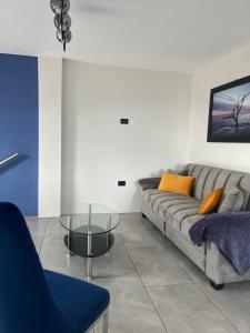 a living room with a couch and a glass table at Apartamento en Condominio Privado in Quetzaltenango