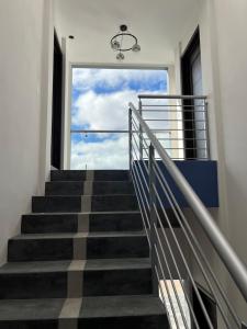 Apartamento en Condominio Privado في كويتزالتنانغو: درج في مبنى مطل على السماء
