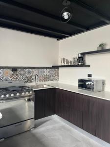 una cucina con lavandino e piano cottura di Apartamento en Condominio Privado a Quetzaltenango