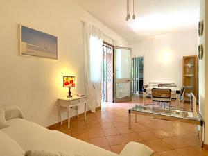 a living room with a bed and a dining room at Villa DilettaMaria in Forte dei Marmi
