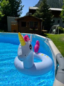 un flotador inflable de unicornio en una piscina en Pension Mitterwallner, en Schladming