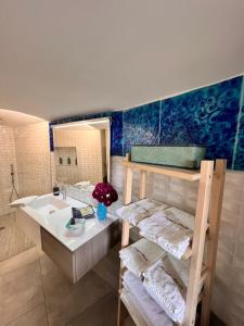 bagno con lavandino, servizi igienici e specchio di Isabel’s house a Vietri