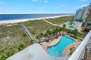 - une vue aérienne sur la piscine et la plage dans l'établissement Tidewater 503, à Orange Beach