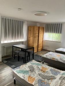 pokój z dwoma łóżkami i stołem w obiekcie HAUPT 3 w mieście Eningen unter Achalm