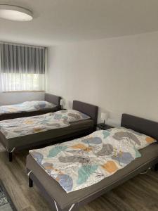 dwa łóżka siedzące w pokoju z w obiekcie HAUPT 3 w mieście Eningen unter Achalm