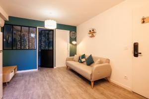 a living room with a couch and a window at Appartement Sauge in Martigues