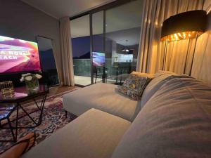 un salon avec un canapé et une télévision dans l'établissement Luxury apartment 33th floor luxury district, à Santiago