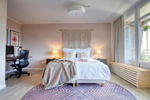 1 dormitorio con 1 cama grande, escritorio y silla en Homefy Business Apartment - Messe - Düsseldorf - Balkon - Aufzug, en Neuss